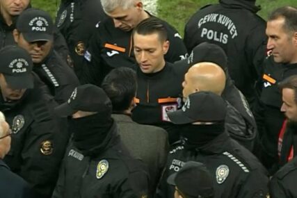 Džekin Fenerbahce slavio u utakmici sa sedam golova. Sudiju policija odvela sa stadiona