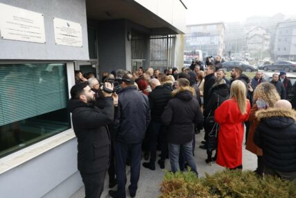 Ročište na suđenju Dodiku i Lukiću: Pogledajte ko se sve okupio ispred Suda BiH (FOTO)
