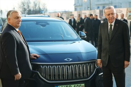 Erdogan Orbanu u Budimpešti poklonio turski automobil Togg