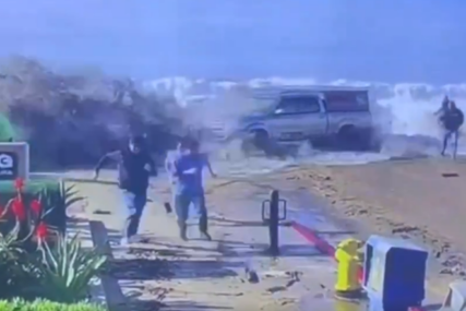Ogromni valovi opustošili dio Kalifornije, pogledajte snimak ljudi koji bježe pred ‘vodenim zidom’
