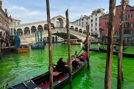 Ekološki aktivisti obojili Veliki kanal u Veneciji u zeleno (VIDEO)