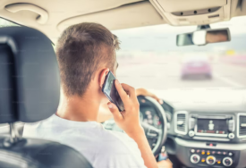 Zabrinjavajući podaci u Crnoj Gori: Vozi i telefonira četiri petine vozača