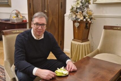 Vučić na Instagramu objavio fotografiju kako - jede jabuke: "Trenuci predaha u Predsjedništvu"