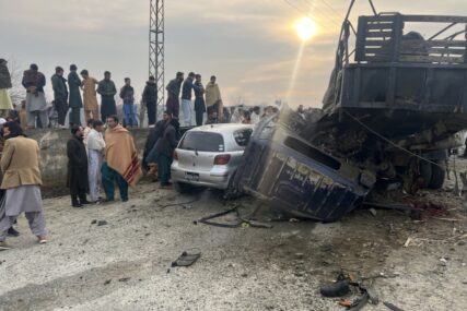 Velika tragedija u Pakistanu, najmanje pet policajaca poginulo, desetine ranjenih (FOTO)