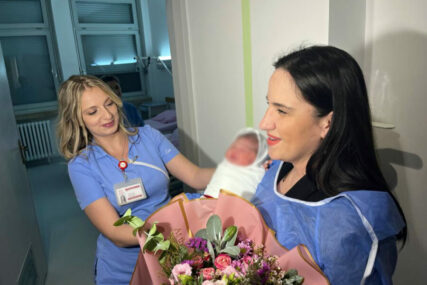 Gradonačelnica Karić posjetila prvu bebu rođenu u 2024.