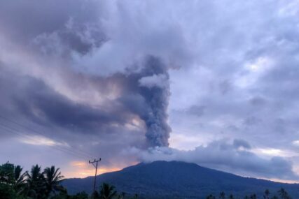 Eruptirao vulkan u Indoneziji, lava leti u zrak, cijeli region čeka nesanica! (FOTO+VIDEO)