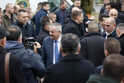 Koga je kamera Bosnainfo uhvatila: Ko je sve došao da čeka Dodika ispred Suda BiH (FOTO)
