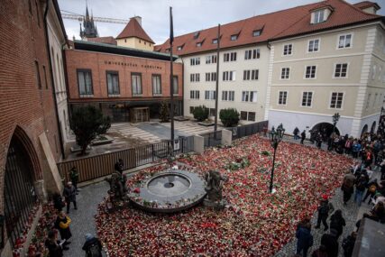 U Pragu održana komemoracija poginulima u napadu na Karlovom univerzitetu (FOTO)