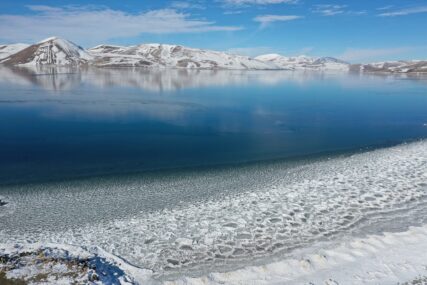 Zaleđeno jezero Balik posjetiocima oduzima dah (FOTO)