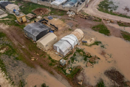 Katastrofa u Idlibu:  Stotine porodičnih šatora poplavljene zbog jakih kiša. Izbjeglice u blatu
