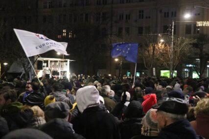 Beograd: Veliki broj građana okupio se na godišnjicu ubistva Ivanovića i zbog navodne izborne krađe (FOTO)