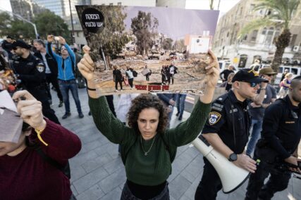 Izraelska policija tukla demonstrante u Haifi: "Napadnut sam jer sam držao antiratni transparent. Ovo je kao nacistička Njemačka"