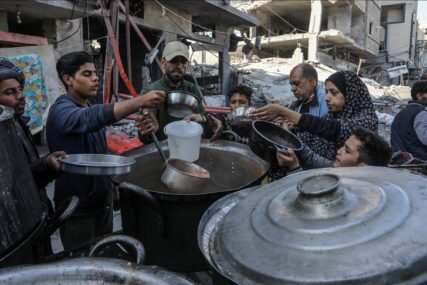 Borba za preživljavanje: Palestinci na sjeveru Pojasa Gaze satima čekaju na obrok