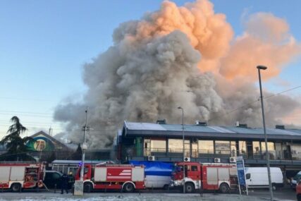Jezive scene u Beogradu! Ogromni požar u tržnom centru: Bukti plamen, gasi ga više od 50 vatrogasaca