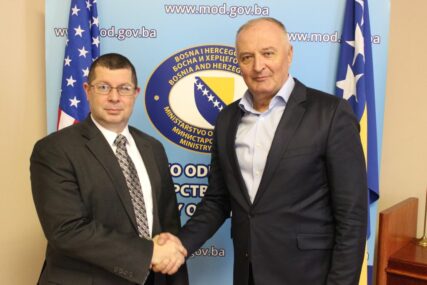 Ministar Helez održao hitni sastanak s vojnim izaslanikom SAD-a i odobrio prelet tri američka aviona iznad BiH