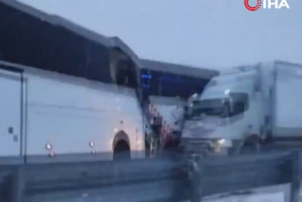 UZNEMIRUJUĆE Snimljena teška nesreća autobusa u Turskoj, dvoje poginulo, 8 povrijeđenih
