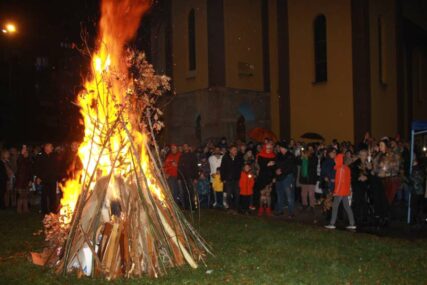 Svečanom liturgijom i paljenjem Badnjaka počelo obilježavanje Božića u Zenici