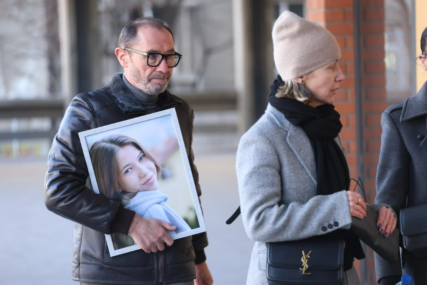 Scene koje slamaju srce: Roditelji djece koju je ubio Kosta K. došli sa slikama, u suzama sjede pred sudom
