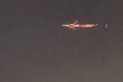 Zastrašujući snimak Boeinga kome se zapalio motor (VIDEO)