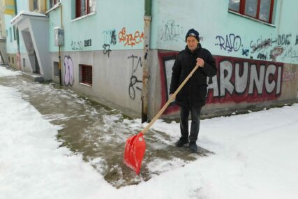 Čišćenje snijega lopatama