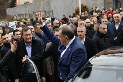 Milorad Dodik pred Sudom BiH podigao tri prsta