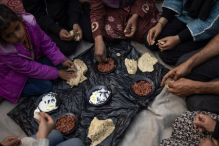 Beznadnost u Gazi: Porodice čekaju u dugim redovima  za hranu i vodu, očajnički tražeći pomoć
