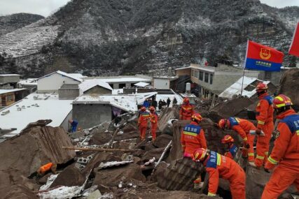 U klizištu u Kini zatrpano 47 ljudi: Spasioci prebiraju gomile srušenih zidova u kojima se moglo vidjeti nekoliko ličnih stvari