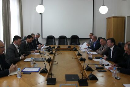 Ministri Hrnjić i Košarac razgovarali o reformskim procesima i usklađenosti sa EU propisima
