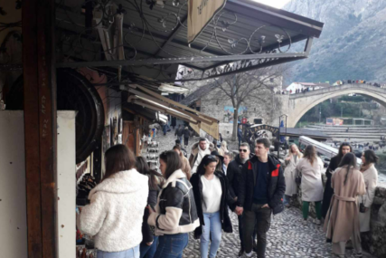 Bosnainfo u Mostaru: Grad na Neretvi preplavljen turistima, ugostitelji prezadovoljni (FOTO+VIDEO)