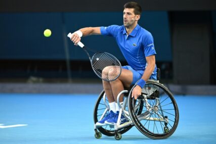 Đoković igrao tenis u invalidskim kolicima i napravio šou: Tjerao Sabalenku i Cicipasa da ga guraju (VIDEO)