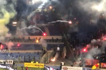 Žestok obračun bakljama navijača Lazija i Rome na tribinama stadiona Olimpico (VIDEO)