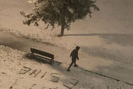 Emotivna poruka oca u snijegu ispred dječije bolnice u Beogradu rasplakala internet (VIDEO)