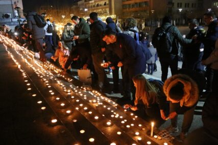Kosovo: Paljenjem svijeća u Prištini obilježena 25. godišnjica masakra u Račku