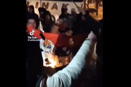 Mladić (24) ispitan zbog paljenja zastave Republike Srpske u Zenici