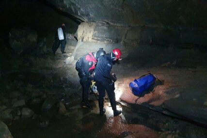 U Sloveniji će danas pokušati izvuči porodicu i vodiče zarobljene u pećini
