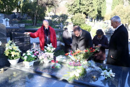Polaganje cvijeća na grob Srđana Aleksića
