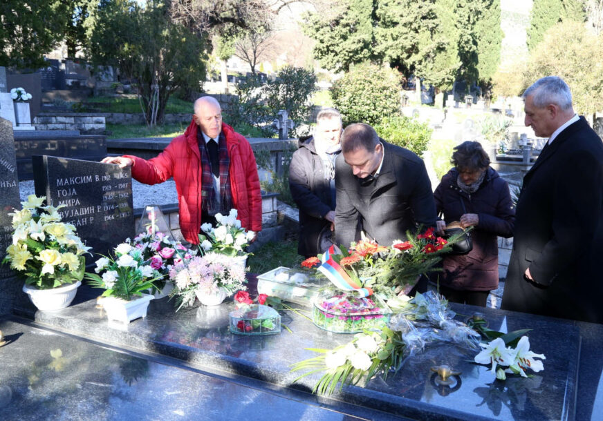 Polaganje cvijeća na grob Srđana Aleksića