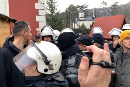 Policija spriječila incidente između pristalica Crnogorske pravoslavne crkve na Cetinju (VIDEO)