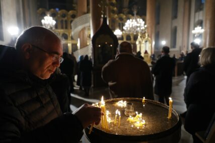 Održana božićna liturgija u Sabornoj crkvi u Sarajevu, prisustvovao i Schmidt (FOTO)