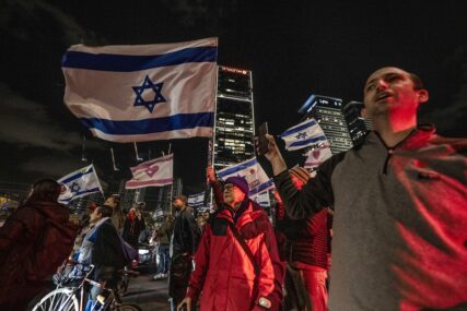 (FOTO) Hiljade osoba protestovale u Tel Avivu protiv izraelske vlade