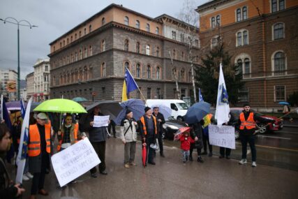 Protesti Foruma mladih Krug 99 ispred Predsjedništva BiH: “Ako je Dodik spreman da prijeti, mi smo spremni da se branimo” (FOTO)