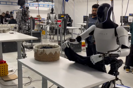 Pogledajte kako humanoidni robot slaže veš (VIDEO)