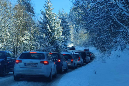 Zagužvalo se na Trebeviću: Vozači u borbi sa ledom, cesta nije očišćena!