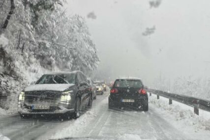Vozači oprez: Zbog intenzivnih sniježnih padavina saobraćaj usporen na brojnim dionicama