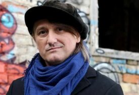 Internetom kruži rijetka Lošina slika bez kačketa, prepoznajete li popularnog pjevača? (FOTO)