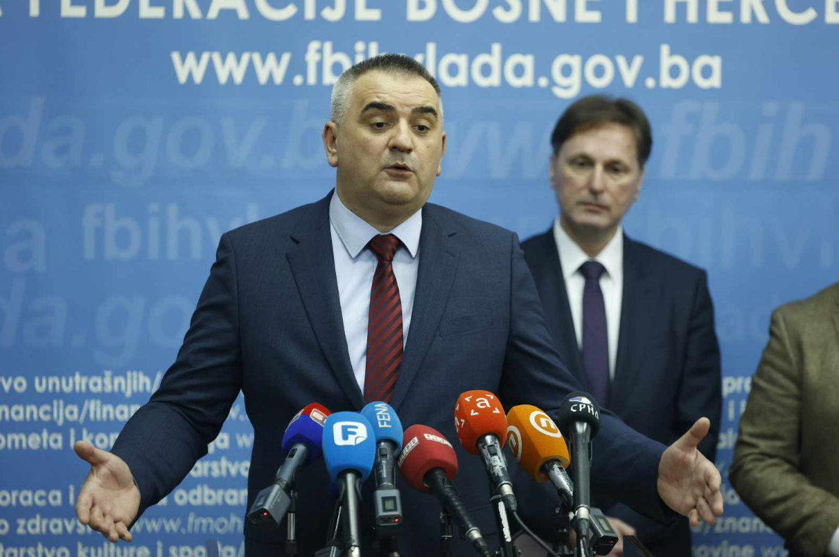 "Konaković protjeruje čovjeka koji od sredine avgusta ne radi u BiH" Minić pozvao političare u FBiH da ne lažu svoj narod