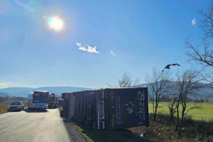 Haos u Sloveniji: Udari vjetra preko 100 km na sat, oluja prevrće kamione