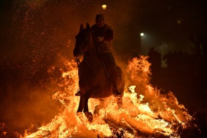 Fotografije koje ostavljaju bez riječi: Španski jahači se kroz vatru čistili od grijeha (FOTO)