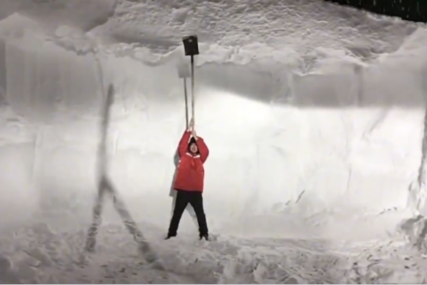 Oko hiljadu turista zarobljeno u turističkom mjestu nakon lavina, nanosi snijega i do 7 metara (VIDEO)