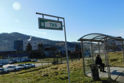 NOSTALGIJA ILI NEŠTO DRUGO: U Vogošći postavili znak na stajalištu TAS, iako Tvornice automobila Sarajevo nema već decenijama